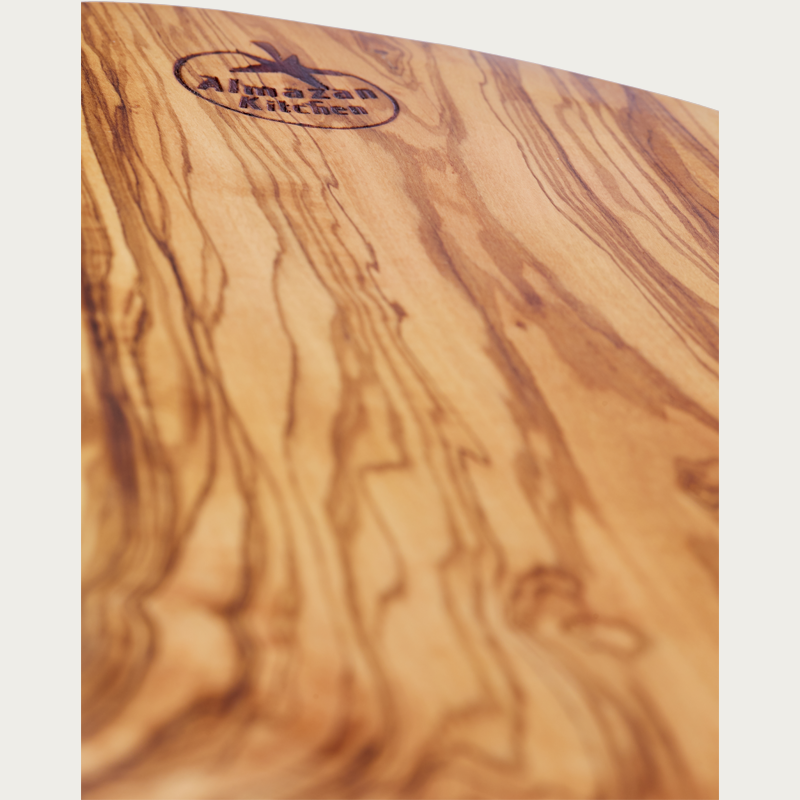 Close up of the grain pattern on a Almazan Kitchen wooden cutting board. 