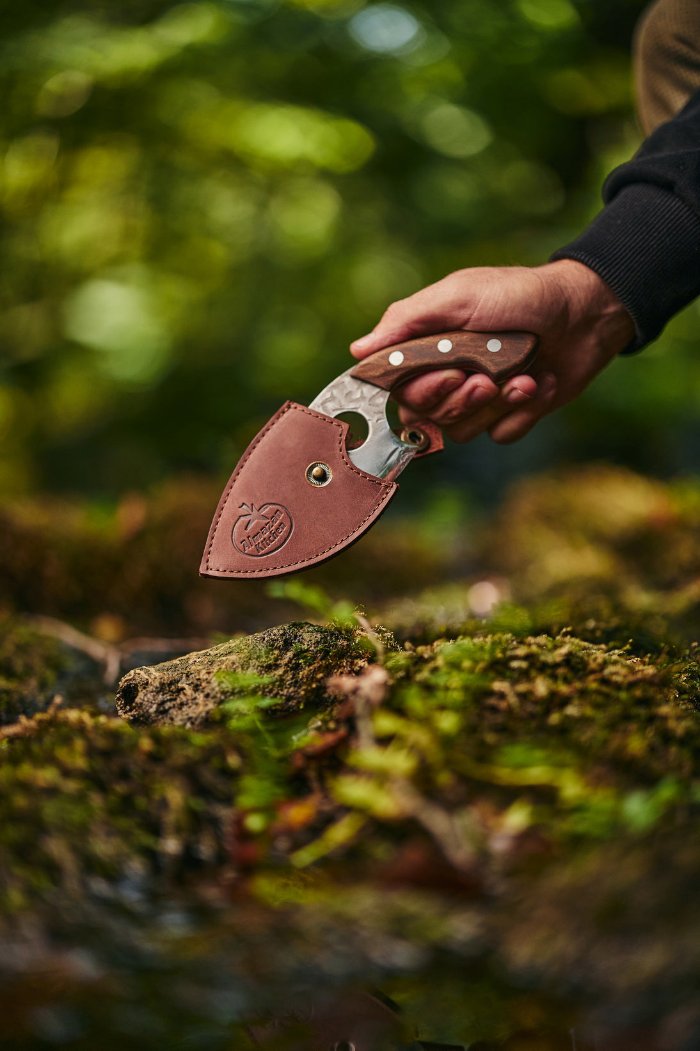 Protection with Style: Leather Sheath for Bushcraft Knife